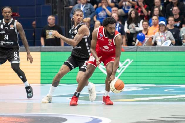 easy Credit BBL - 2025 2026 - Syntainics MBC vs.BMA 365 Bamberg Baskets Weissenfels, Deutschland 18.Oktober 2025: Im Bild:v. li. im Zweikampf Marquette Demonia Demarcus (Bamberg) und Gunn RJ (Weissenfels) Weissenfels Stadthalle Sachsen-Anhalt Deutschland