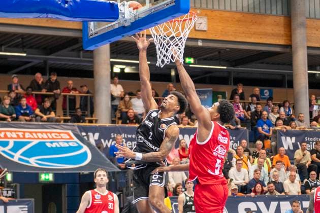 easy Credit BBL - 2025 2026 - Syntainics MBC vs.BMA 365 Bamberg Baskets Weissenfels, Deutschland 18.Oktober 2025: Im Bild:v. li. im Zweikampf Ibrahim Watson-Boye (Bamberg) und Foster Marcus (Weissenfels) Weissenfels Stadthalle Sachsen-Anhalt Deutschland