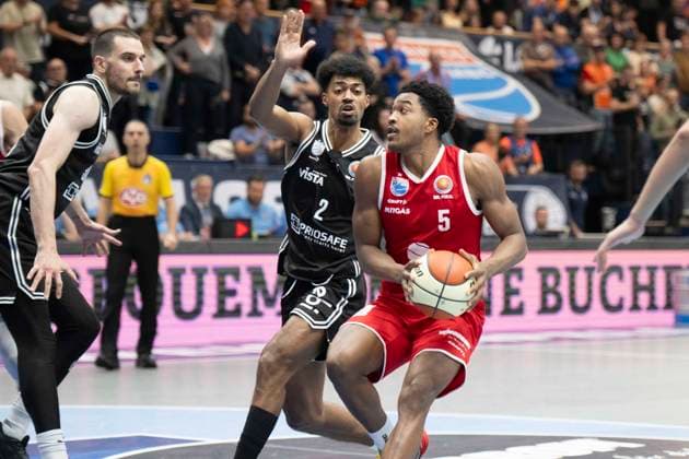 easy Credit BBL - 2025 2026 - Syntainics MBC vs.BMA 365 Bamberg Baskets Weissenfels, Deutschland 18.Oktober 2025: Im Bild:v. li. im Zweikampf Ibrahim Watson-Boye (Bamberg) und Foster Marcus (Weissenfels) Weissenfels Stadthalle Sachsen-Anhalt Deutschland