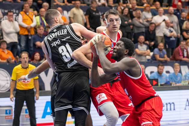easy Credit BBL - 2025 2026 - Syntainics MBC vs.BMA 365 Bamberg Baskets Weissenfels, Deutschland 18.Oktober 2025: Im Bild:v. li. im Zweikampf Daniel Keppeler (Bamberg), Jure Planinic (Weissenfels) und Thomas Khyri (Weissenfels) Weissenfels Stadthalle Sachsen-Anhalt Deutschland