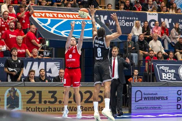 easy Credit BBL - 2025 2026 - Syntainics MBC vs.BMA 365 Bamberg Baskets Weissenfels, Deutschland 18.Oktober 2025: Im Bild:v.li.Reaves Spencer (Weissenfels) und Marquette Demonia Demarcus (Bamberg) Weissenfels Stadthalle Sachsen-Anhalt Deutschland