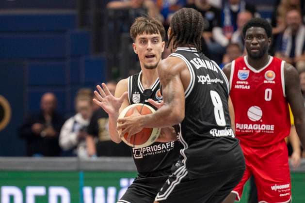 easy Credit BBL - 2025 2026 - Syntainics MBC vs.BMA 365 Bamberg Baskets Weissenfels, Deutschland 18.Oktober 2025: Im Bild:v.li.Zachary Ensminger (Bamberg) und Marquette Demonia Demarcus (Bamberg) Weissenfels Stadthalle Sachsen-Anhalt Deutschland