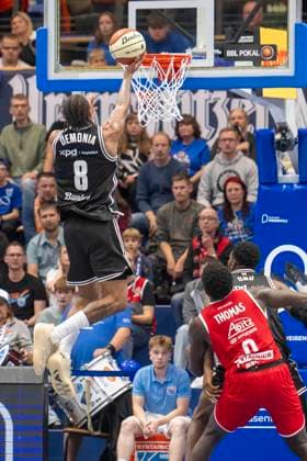 easy Credit BBL - 2025 2026 - Syntainics MBC vs.BMA 365 Bamberg Baskets Weissenfels, Deutschland 18.Oktober 2025: Im Bild:v.li.Marquette Demonia Demarcus (Bamberg), Thomas Khyri (Weissenfels) und Ejiofor Onu (Bamberg) Weissenfels Stadthalle Sachsen-Anhalt Deutschland