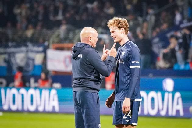 Deutschland: Fussball 2. Bundesliga 2025 26, 9. Spieltag - VfL Bochum vs Hertha BSC Berlin - Vonovia Ruhrstadion (Bochum): Uwe Rösler (Trainer, VfL Bochum) mit Mats Pannewig (VfL Bochum, 24) im Gespräch nach dem Spiel