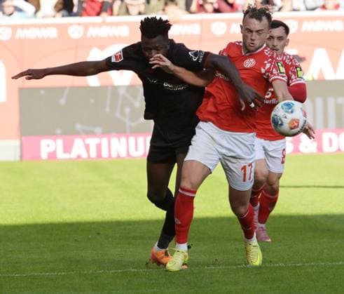 Bernd. Hollerbach (re). Gegen Edmond Tapsoba fotografiert beim Fußball Bundesliga Spiel Mainz 05 gegen Bayer 04. Leverkusen am 18.10.2025 in Mainz (DFL DFB REGULATIONS PROHIBIT ANY USE OF PHOTOGRAPHS as IMAGE SEQUENCES and or QUASI-VIDEO)