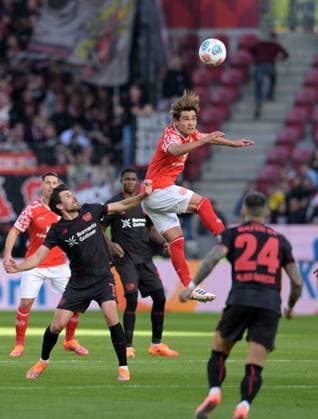 Kaishu Sano (oben). gegen. Jonas Hofmann fotografiert beim Fußball Bundesliga Spiel Mainz 05 gegen Bayer 04. Leverkusen am 18.10.2025 in Mainz (DFL DFB REGULATIONS PROHIBIT ANY USE OF PHOTOGRAPHS as IMAGE SEQUENCES and or QUASI-VIDEO)