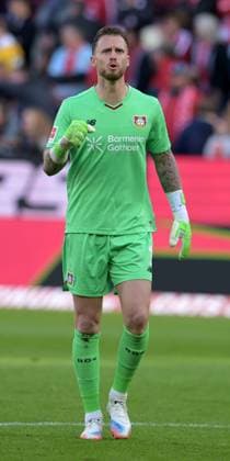 Bayer. 04. Torhüter Mark Flekken jubelt nach dem Tor. Zum 2:1 fotografiert beim Fußball Bundesliga Spiel Mainz 05 gegen Bayer 04. Leverkusen am 18.10.2025 in Mainz (DFL DFB REGULATIONS PROHIBIT ANY USE OF PHOTOGRAPHS as IMAGE SEQUENCES and or QUASI-VIDEO)