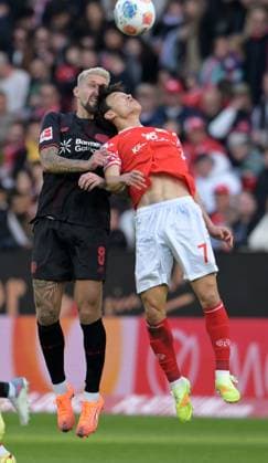 Jae-Sung Lee (re) gegen. Robert. Andrich fotografiert beim Fußball Bundesliga Spiel Mainz 05 gegen Bayer 04. Leverkusen am 18.10.2025 in Mainz (DFL DFB REGULATIONS PROHIBIT ANY USE OF PHOTOGRAPHS as IMAGE SEQUENCES and or QUASI-VIDEO)