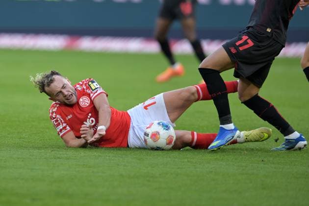 Bernd. Hollerbach (unten) Eliesse Ben Seghir fotografiert beim Fußball Bundesliga Spiel Mainz 05 gegen Bayer 04. Leverkusen am 18.10.2025 in Mainz (DFL DFB REGULATIONS PROHIBIT ANY USE OF PHOTOGRAPHS as IMAGE SEQUENCES and or QUASI-VIDEO)