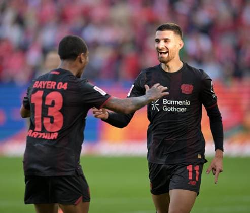 Martin Terrier (re). Und. Arthur jubelt nach dem Tor. Zum 4:2 fotografiert beim Fußball Bundesliga Spiel Mainz 05 gegen Bayer 04. Leverkusen am 18.10.2025 in Mainz (DFL DFB REGULATIONS PROHIBIT ANY USE OF PHOTOGRAPHS as IMAGE SEQUENCES and or QUASI-VIDEO)