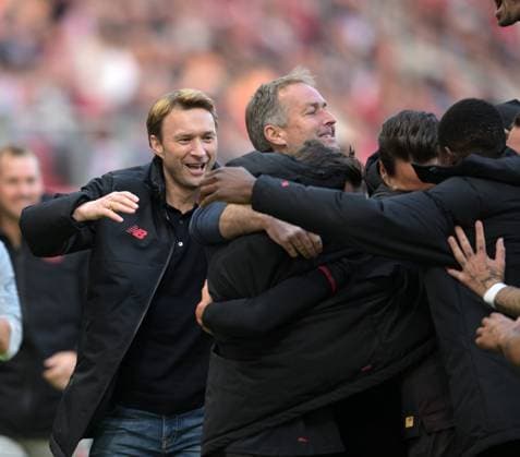 Sportdirektor Simon Rolfes (hi) Und Trainer. Kasper Hjulmand. (Re) jubeln nach dem Tor. Zum 4:2 fotografiert beim Fußball Bundesliga Spiel Mainz 05 gegen Bayer 04. Leverkusen am 18.10.2025 in Mainz (DFL DFB REGULATIONS PROHIBIT ANY USE OF PHOTOGRAPHS as IMAGE SEQUENCES and or QUASI-VIDEO)
