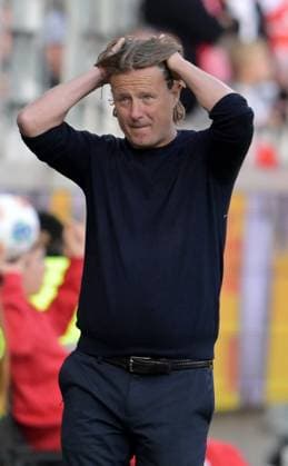 Mainz. Trainer. Bo Henriksen rauft sich verzweifelt die Haare nach der Niederlage fotografiert beim Fußball Bundesliga Spiel Mainz 05 gegen Bayer 04. Leverkusen am 18.10.2025 in Mainz (DFL DFB REGULATIONS PROHIBIT ANY USE OF PHOTOGRAPHS as IMAGE SEQUENCES and or QUASI-VIDEO)