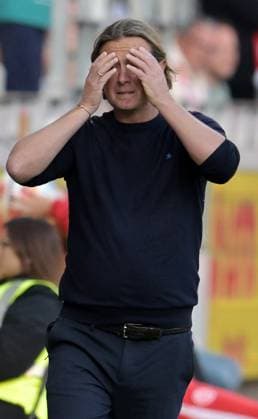 Mainz. Trainer. Bo Henriksen rauft sich verzweifelt die Haare nach der Niederlage fotografiert beim Fußball Bundesliga Spiel Mainz 05 gegen Bayer 04. Leverkusen am 18.10.2025 in Mainz (DFL DFB REGULATIONS PROHIBIT ANY USE OF PHOTOGRAPHS as IMAGE SEQUENCES and or QUASI-VIDEO)