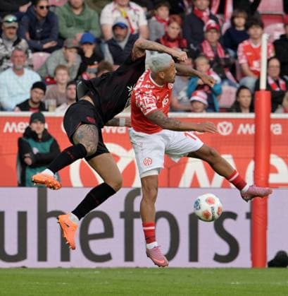 Armindo Sieb (re) gegen. Robert. Andrich fotografiert beim Fußball Bundesliga Spiel Mainz 05 gegen Bayer 04. Leverkusen am 18.10.2025 in Mainz (DFL DFB REGULATIONS PROHIBIT ANY USE OF PHOTOGRAPHS as IMAGE SEQUENCES and or QUASI-VIDEO)
