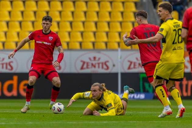 Aachen, Deutschland 18. Oktober 2025: 3. Liga - 2025 2026 - Alemannia Aachen vs. FC Ingolstadt 04 Im Bild: v. li. im Zweikampf Jonas Scholz (FCI) und Lars Gindorf (Aachen) DFB regulations prohibit any use of photographs as image sequences and or quasi-video Tivoli Nordrhein Westfalen Copyright: xFotostandx xSchäferx