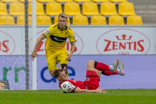 Aachen, Deutschland 18. Oktober 2025: 3. Liga - 2025 2026 - Alemannia Aachen vs. FC Ingolstadt 04 Im Bild: v. li. im Zweikampf Felix Meyer (Aachen) und Simon Lorenz (FCI) DFB regulations prohibit any use of photographs as image sequences and or quasi-video Tivoli Nordrhein Westfalen Copyright: xFotostandx xSchäferx