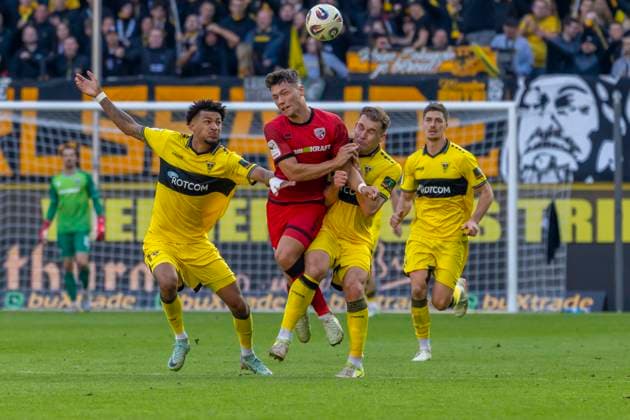 Aachen, Deutschland 18. Oktober 2025: 3. Liga - 2025 2026 - Alemannia Aachen vs. FC Ingolstadt 04 Im Bild: v. li. im Zweikampf Joel da Silva Kiala (Aachen), Mads Borchers (FCI) , Marius Wegmann (Aachen) und Felix Meyer (Aachen) DFB regulations prohibit any use of photographs as image sequences and or quasi-video Tivoli Nordrhein Westfalen Copyright: xFotostandx xSchäferx