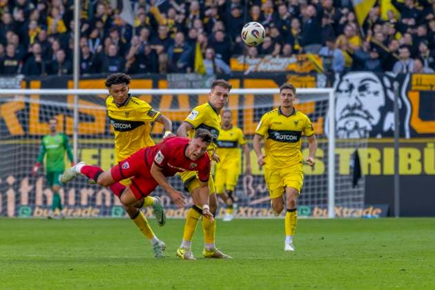 Aachen, Deutschland 18. Oktober 2025: 3. Liga - 2025 2026 - Alemannia Aachen vs. FC Ingolstadt 04 Im Bild: v. li. im Zweikampf Joel da Silva Kiala (Aachen), Mads Borchers (FCI) , Marius Wegmann (Aachen) und Felix Meyer (Aachen) DFB regulations prohibit any use of photographs as image sequences and or quasi-video Tivoli Nordrhein Westfalen Copyright: xFotostandx xSchäferx