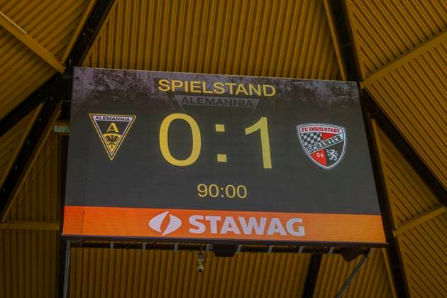 Aachen, Deutschland 18. Oktober 2025: 3. Liga - 2025 2026 - Alemannia Aachen vs. FC Ingolstadt 04 Im Bild: Die Anzeigentafel mit dem Endstand des Spiels, 0:1 DFB regulations prohibit any use of photographs as image sequences and or quasi-video Tivoli Nordrhein Westfalen Copyright: xFotostandx xSchäferx