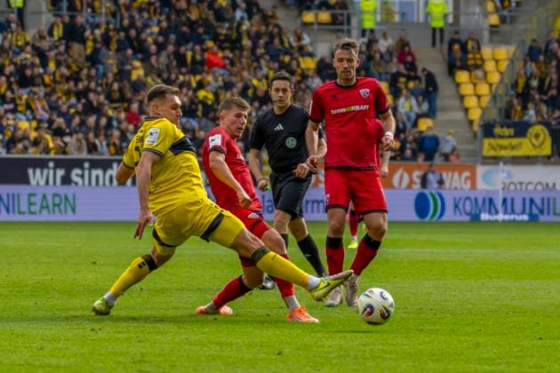 Aachen, Deutschland 18. Oktober 2025: 3. Liga - 2025 2026 - Alemannia Aachen vs. FC Ingolstadt 04 Im Bild: v. li. im Zweikampf Marius Wegmann (Aachen), Gustav Christensen (FCI) und Max Besuschkow (FCI) DFB regulations prohibit any use of photographs as image sequences and or quasi-video Tivoli Nordrhein Westfalen Copyright: xFotostandx xSchäferx