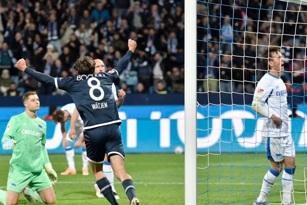Kjell Wätjen Waetjen (Bochum 8) jubelt nach dem Eigentor von Michal Karbownik (BSC 33) zum 1:0 18.10.2025 Fussball VfL Bochum vs Hertha BSC, Vonovia Ruhrstadion, Bochum, DFB DFL REGULATIONS PROHIBIT ANY USE OF PHOTOGRAPHS AS IMAGE SEQUENCES AND OR QUASI-VIDEO