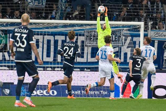 Timo Horn (Bochum 1) vereitelt Torchance von Kennet Eichhorn (BSC 23) und Sebastian Gronning (BSC 17) 18.10.2025 Fussball VfL Bochum vs Hertha BSC, Vonovia Ruhrstadion, Bochum, DFB DFL REGULATIONS PROHIBIT ANY USE OF PHOTOGRAPHS AS IMAGE SEQUENCES AND OR QUASI-VIDEO
