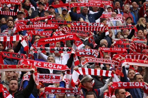 Fans von 1. FC Köln sind zu sehen waehrend des spiels der Bundesliga zwischen 1. FC Köln und FC Augsburg, RheinEnergieSTADION am 18. October 2025 in Köln, Deutschland. (Foto von Oliver Kaelke DeFodi Images) +++ Supporters of 1. FC Köln are seen during the Bundesliga match between 1. FC Köln and FC Augsburg at RheinEnergieSTADION on October 18, 2025 in Köln, Germany. (Photo by Oliver Kaelke DeFodi Images) DFL regulations prohibit any use of photographs as image sequences and or quasi-video.