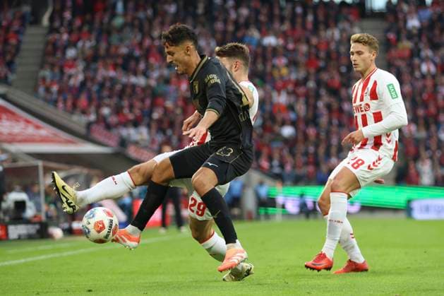 Dimitrios Giannoulis (FC Augsburg) und Malek El Mala (1. FC Koeln) im Zweikampf waehrend des spiels der Bundesliga zwischen 1. FC Köln und FC Augsburg, RheinEnergieSTADION am 18. October 2025 in Köln, Deutschland. (Foto von Oliver Kaelke DeFodi Images) +++ Dimitrios Giannoulis (FC Augsburg) und Malek El Mala (1. FC Koeln) battle for the ball during the Bundesliga match between 1. FC Köln and FC Augsburg at RheinEnergieSTADION on October 18, 2025 in Köln, Germany. (Photo by Oliver Kaelke DeFodi Images) DFL regulations prohibit any use of photographs as image sequences and or quasi-video. (Photo by Oliver Kaelke DeFodi Images) Dimitrios Giannoulis FC Augsburg and Malek El Mala 1 FC Koeln in a duel during the Bundesliga match between 1 FC Köln and FC Augsburg, RheinEnergieSTADION on October 18, 2025 in Köln, Germany Photo by Oliver Kaelke DeFodi Images Dimitrios Giannoulis FC Augsburg and Malek El Mala 1 FC Koeln battle for the ball during the Bundesliga match between 1 FC Köln and FC Augsburg at RheinEnergieSTADION on October 18, 2025 in Köln, Germany Photo by Oliver Kaelke DeFodi Images DFL regulations prohibit any use of photographs as image sequences and or quasi video Photo by Oliver Kaelke DeFodi Images