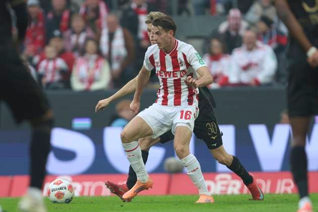Jakub Kaminski (1. FC Koeln) und Anton Kade (FC Augsburg) im Zweikampf waehrend des spiels der Bundesliga zwischen 1. FC Köln und FC Augsburg, RheinEnergieSTADION am 18. October 2025 in Köln, Deutschland. (Foto von Oliver Kaelke DeFodi Images) +++ Jakub Kaminski (1. FC Koeln) und Anton Kade (FC Augsburg) battle for the ball during the Bundesliga match between 1. FC Köln and FC Augsburg at RheinEnergieSTADION on October 18, 2025 in Köln, Germany. (Photo by Oliver Kaelke DeFodi Images) DFL regulations prohibit any use of photographs as image sequences and or quasi-video. (Photo by Oliver Kaelke DeFodi Images) Jakub Kaminski 1 FC Koeln und Anton Kade FC Augsburg im Zweikampf waehrend des spiels der Bundesliga zwischen 1 FC Köln und FC Augsburg, RheinEnergieSTADION am 18 October 2025 in Köln, Germany Photo by Oliver Kaelke DeFodi Images Jakub Kaminski 1 FC Koeln und Anton Kade FC Augsburg battle for the ball during the Bundesliga match between 1 FC Köln and FC Augsburg at RheinEnergieSTADION on October 18, 2025 in Köln, Germany Photo by Oliver Kaelke DeFodi Images DFL regulations prohibit any use of photographs as image sequences and or quasi video Photo by Oliver Kaelke DeFodi Images