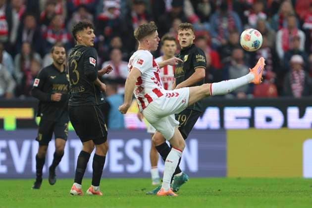 Dimitrios Giannoulis (FC Augsburg) und Marius Bülter (1. FC Koeln) im Zweikampf waehrend des spiels der Bundesliga zwischen 1. FC Köln und FC Augsburg, RheinEnergieSTADION am 18. October 2025 in Köln, Deutschland. (Foto von Oliver Kaelke DeFodi Images) +++ Dimitrios Giannoulis (FC Augsburg) und Marius Bülter (1. FC Koeln) battle for the ball during the Bundesliga match between 1. FC Köln and FC Augsburg at RheinEnergieSTADION on October 18, 2025 in Köln, Germany. (Photo by Oliver Kaelke DeFodi Images) DFL regulations prohibit any use of photographs as image sequences and or quasi-video. (Photo by Oliver Kaelke DeFodi Images) Dimitrios Giannoulis FC Augsburg and Marius Bülter 1 FC Koeln in a duel during the Bundesliga match between 1 FC Köln and FC Augsburg, RheinEnergieSTADION on October 18, 2025 in Köln, Germany Photo by Oliver Kaelke DeFodi Images Dimitrios Giannoulis FC Augsburg and Marius Bülter 1 FC Koeln battle for the ball during the Bundesliga match between 1 FC Köln and FC Augsburg at RheinEnergieSTADION on October 18, 2025 in Köln, Germany Photo by Oliver Kaelke DeFodi Images DFL regulations prohibit any use of photographs as image sequences and or quasi video Photo by Oliver Kaelke DeFodi Images