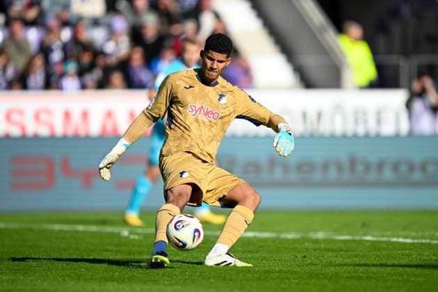 3. Liga - 25 26 - VfL Osnabrück - TSG Hoffenheim II am 18.10.2025 an der Bremer Brücke in Osnabrück Torwart Yannick Onohiol (Hoffenheim) am Ball.