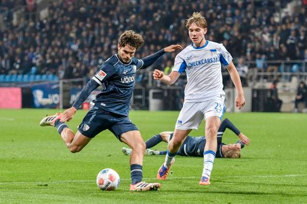v. li. im Zweikampf Kjell Wätjen Waetjen (Bochum 8) Kennet Eichhorn (BSC 23) 18.10.2025 Fussball VfL Bochum vs Hertha BSC, Vonovia Ruhrstadion, Bochum, DFB DFL REGULATIONS PROHIBIT ANY USE OF PHOTOGRAPHS AS IMAGE SEQUENCES AND OR QUASI-VIDEO