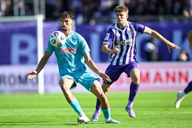 3. Liga - 25 26 - VfL Osnabrück - TSG Hoffenheim II am 18.10.2025 an der Bremer Brücke in Osnabrück Arian Llugiqi (Hoffenheim) im Zweikampf gegen Frederik Christensen (Osnabrueck)