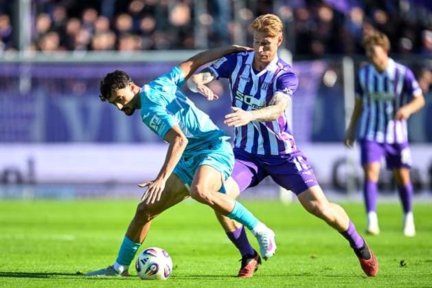3. Liga - 25 26 - VfL Osnabrück - TSG Hoffenheim II am 18.10.2025 an der Bremer Brücke in Osnabrück Arian Llugiqi (Hoffenheim) im Zweikampf gegen Bjarke Jacobsen (Osnabrueck)