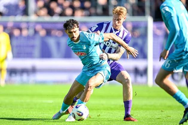 3. Liga - 25 26 - VfL Osnabrück - TSG Hoffenheim II am 18.10.2025 an der Bremer Brücke in Osnabrück Arian Llugiqi (Hoffenheim) im Zweikampf gegen Bjarke Jacobsen (Osnabrueck)