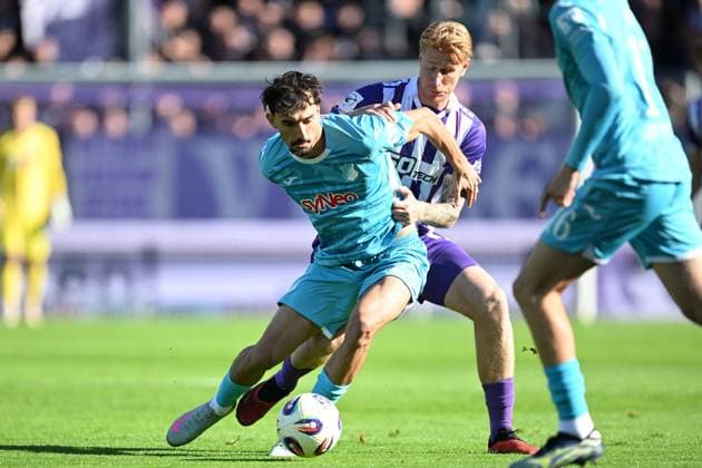 3. Liga - 25 26 - VfL Osnabrück - TSG Hoffenheim II am 18.10.2025 an der Bremer Brücke in Osnabrück Arian Llugiqi (Hoffenheim) im Zweikampf gegen Bjarke Jacobsen (Osnabrueck)