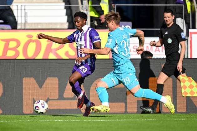 3. Liga - 25 26 - VfL Osnabrück - TSG Hoffenheim II am 18.10.2025 an der Bremer Brücke in Osnabrück Tony Lesueur (Osnabrueck) im Zweikampf gegen Florian Bähr Baehr (Hoffenheim)