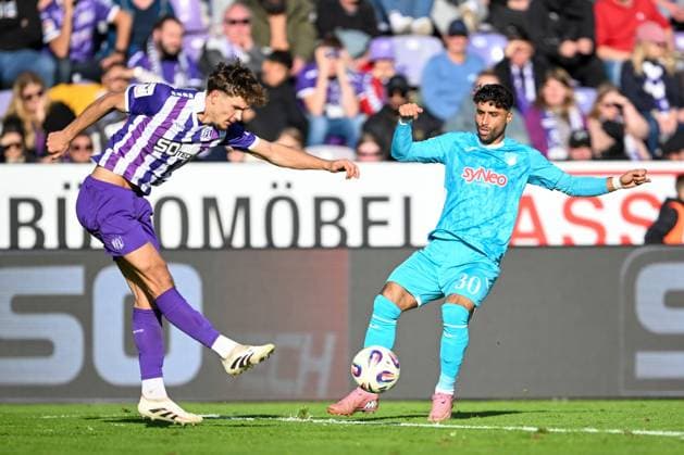 3. Liga - 25 26 - VfL Osnabrück - TSG Hoffenheim II am 18.10.2025 an der Bremer Brücke in Osnabrück Robin Fabinski (Osnabrueck) im Zweikampf gegen Nader El-Jindaoui (Hoffenheim)