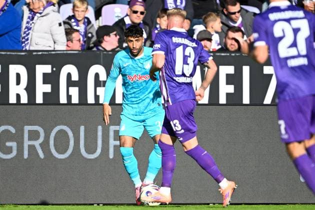 3. Liga - 25 26 - VfL Osnabrück - TSG Hoffenheim II am 18.10.2025 an der Bremer Brücke in Osnabrück Kevin Schumacher (Osnabrueck) im Zweikampf gegen Nader El-Jindaoui (Hoffenheim)