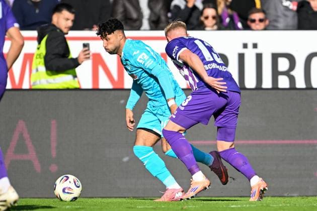 3. Liga - 25 26 - VfL Osnabrück - TSG Hoffenheim II am 18.10.2025 an der Bremer Brücke in Osnabrück Kevin Schumacher (Osnabrueck) im Zweikampf gegen Nader El-Jindaoui (Hoffenheim)