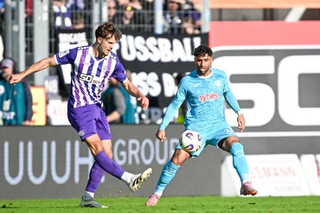 3. Liga - 25 26 - VfL Osnabrück - TSG Hoffenheim II am 18.10.2025 an der Bremer Brücke in Osnabrück Robin Fabinski (Osnabrueck) im Zweikampf gegen Nader El-Jindaoui (Hoffenheim)