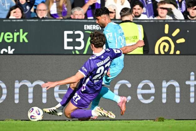 3. Liga - 25 26 - VfL Osnabrück - TSG Hoffenheim II am 18.10.2025 an der Bremer Brücke in Osnabrück Robin Fabinski (Osnabrueck) im Zweikampf gegen Nader El-Jindaoui (Hoffenheim)