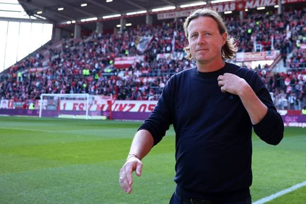 Mainz, Mewa Arena Mainz , 18.10.25, GER, Herren, 1. Bundesliga, Saison 2025-2026, 1. FSV Mainz 05 - Bayer 04 Leverkusen, Bo Henriksen (1. FSV Mainz 05) guckt DFB DFL REGULATIONS PROHIBIT ANY USE OF PHOTOGRAPHS AS IMAGE SEQUENCES AND OR QUASI-VIDEO. Copyright: JoachimxBywaletz xJB-Sportfoto