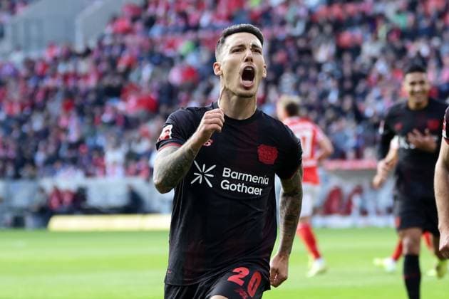Mainz, Mewa Arena Mainz , 18.10.25, GER, Herren, 1. Bundesliga, Saison 2025-2026, 1. FSV Mainz 05 - Bayer 04 Leverkusen, Alejandro Grimaldo (Bayer 04 Leverkusen) jubelt nach seinem Tor zum 1:0 DFB DFL REGULATIONS PROHIBIT ANY USE OF PHOTOGRAPHS AS IMAGE SEQUENCES AND OR QUASI-VIDEO. Copyright: JoachimxBywaletz xJB-Sportfoto