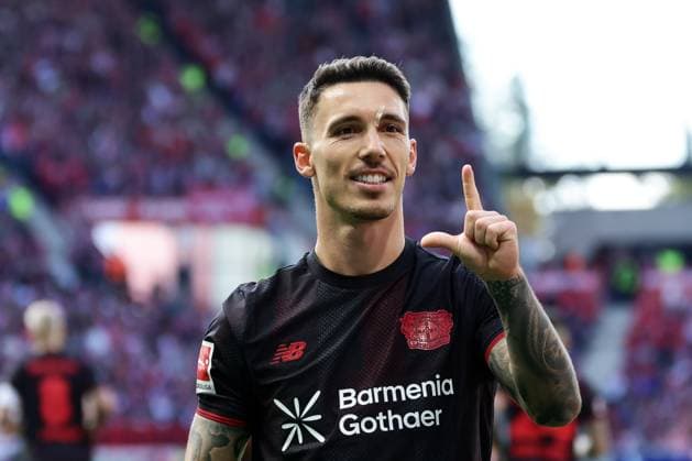 Mainz, Mewa Arena Mainz , 18.10.25, GER, Herren, 1. Bundesliga, Saison 2025-2026, 1. FSV Mainz 05 - Bayer 04 Leverkusen, Alejandro Grimaldo (Bayer 04 Leverkusen) jubelt nach seinem Tor zum 1:0 DFB DFL REGULATIONS PROHIBIT ANY USE OF PHOTOGRAPHS AS IMAGE SEQUENCES AND OR QUASI-VIDEO. Copyright: JoachimxBywaletz xJB-Sportfoto