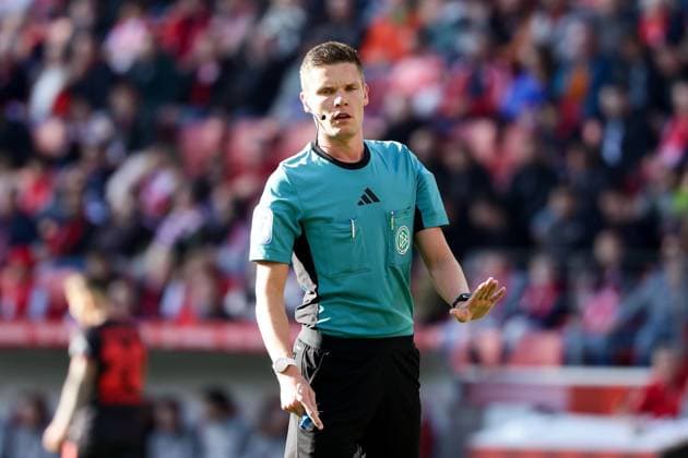 Mainz, Mewa Arena Mainz , 18.10.25, GER, Herren, 1. Bundesliga, Saison 2025-2026, 1. FSV Mainz 05 - Bayer 04 Leverkusen, Schiedsrichter Florian Exner gestikuliert, DFB DFL REGULATIONS PROHIBIT ANY USE OF PHOTOGRAPHS AS IMAGE SEQUENCES AND OR QUASI-VIDEO. Copyright: JoachimxBywaletz xJB-Sportfoto