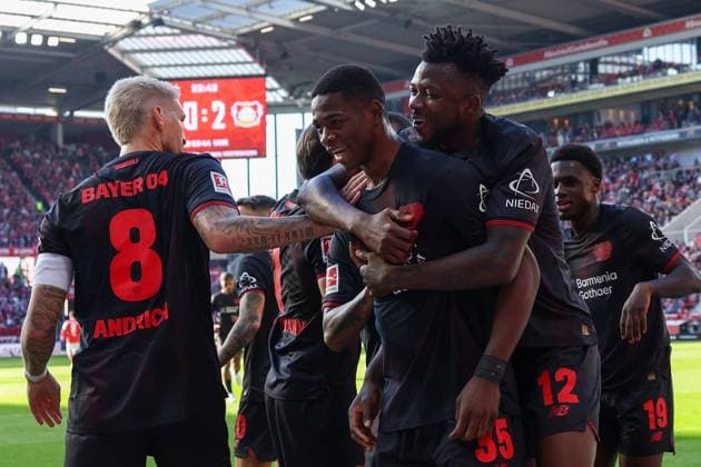 Mainz, Mewa Arena Mainz , 18.10.25, GER, Herren, 1. Bundesliga, Saison 2025-2026, 1. FSV Mainz 05 - Bayer 04 Leverkusen, Christian Kofane (Bayer 04 Leverkusen) jubelt nach seinem Tor zum 2:0 mit der Mannschaft DFB DFL REGULATIONS PROHIBIT ANY USE OF PHOTOGRAPHS AS IMAGE SEQUENCES AND OR QUASI-VIDEO. Copyright: JoachimxBywaletz xJB-Sportfoto