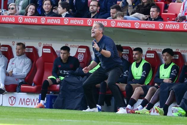Mainz, Mewa Arena Mainz , 18.10.25, GER, Herren, 1. Bundesliga, Saison 2025-2026, 1. FSV Mainz 05 - Bayer 04 Leverkusen, Kasper Hjulmand (Cheftrainer (Bayer 04 Leverkusen) gestikuliert, DFB DFL REGULATIONS PROHIBIT ANY USE OF PHOTOGRAPHS AS IMAGE SEQUENCES AND OR QUASI-VIDEO. Copyright: JoachimxBywaletz xJB-Sportfoto