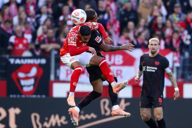 Mainz, Mewa Arena Mainz , 18.10.25, GER, Herren, 1. Bundesliga, Saison 2025-2026, 1. FSV Mainz 05 - Bayer 04 Leverkusen, Philipp Mwene (1. FSV Mainz 05) und Arthur (Bayer 04 Leverkusen) im Zweikampf, DFB DFL REGULATIONS PROHIBIT ANY USE OF PHOTOGRAPHS AS IMAGE SEQUENCES AND OR QUASI-VIDEO. Copyright: JoachimxBywaletz xJB-Sportfoto