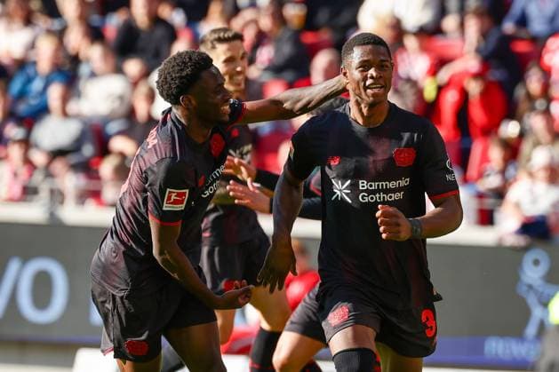 Mainz, Mewa Arena Mainz , 18.10.25, GER, Herren, 1. Bundesliga, Saison 2025-2026, 1. FSV Mainz 05 - Bayer 04 Leverkusen, Ernest Poku (Bayer 04 Leverkusen) und Christian Kofane (Bayer 04 Leverkusen) jubelt nach seinem Tor zum 0:2 DFB DFL REGULATIONS PROHIBIT ANY USE OF PHOTOGRAPHS AS IMAGE SEQUENCES AND OR QUASI-VIDEO. Copyright: JoachimxBywaletz xJB-Sportfoto